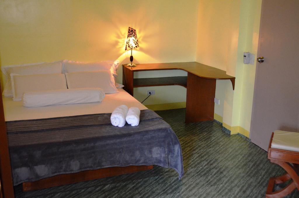 Blue Bamboo Hotel Balabag  Rum bild